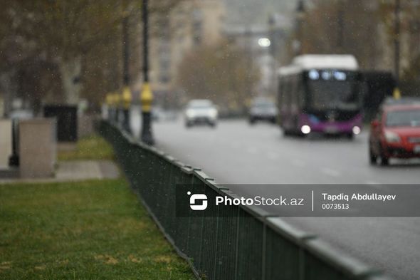 Bakıya bu ilin ilk qarı yağır - FOTO