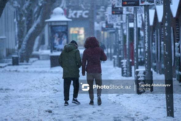 Ağ örpəyə bürünən Bakı küçələrindən FOTOREPORTAJ