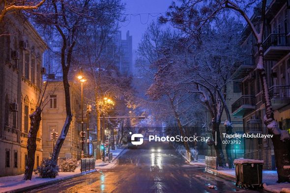 Ağ örpəyə bürünən Bakı küçələrindən FOTOREPORTAJ