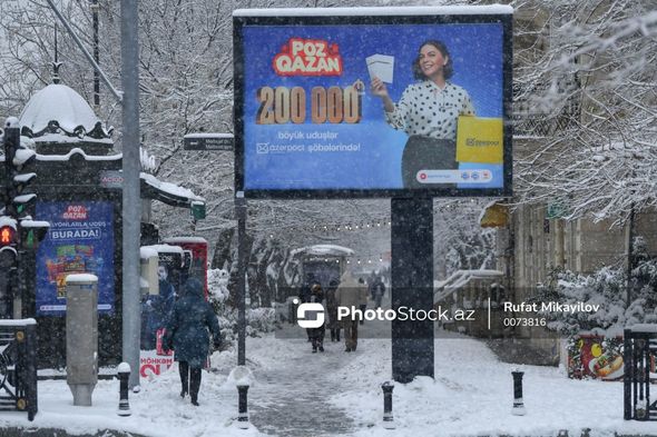 Ağ örpəyə bürünən Bakı küçələrindən FOTOREPORTAJ