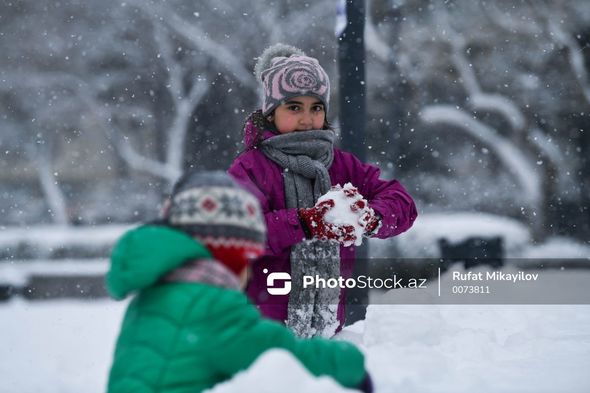 Ağ örpəyə bürünən Bakı küçələrindən FOTOREPORTAJ