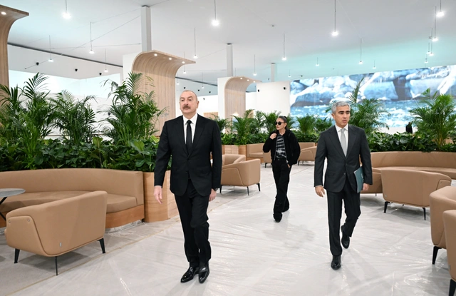 İlham Əliyev Bakı Olimpiya Stadionunun ərazisində COP29-la bağlı yaradılan şəraitlə tanış olub - Foto